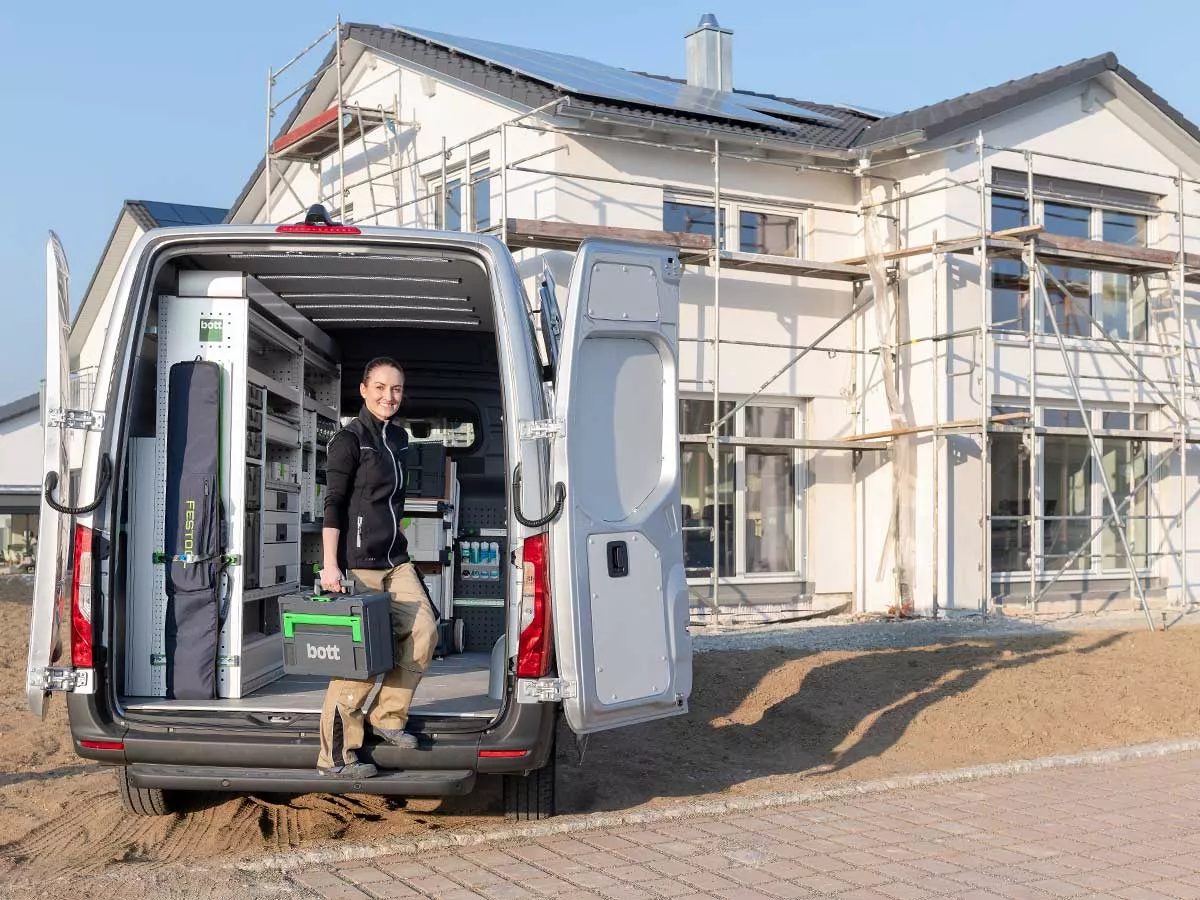 fourgon sur chantier avec une personne qui se sert dans l'amenagement bott